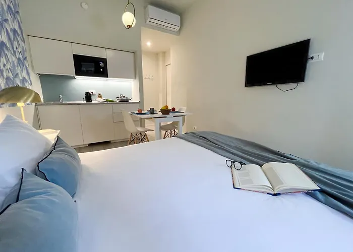 Blue Palm Jungle Self Checkin Design Milánó